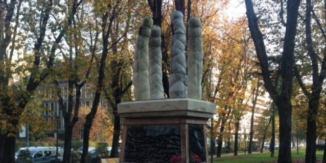 Scultura fallica eposta nei giardini di Milano
