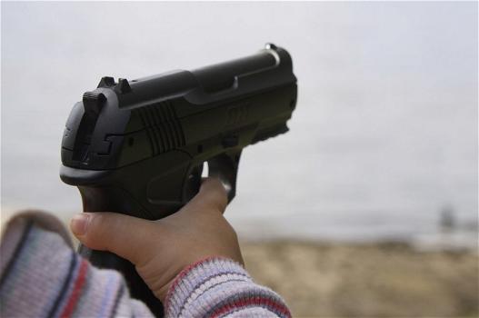 Usa: bimbo di 3 anni trova una pistola. Spara ed uccide la madre