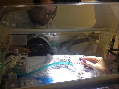 California: neonato muore in incubatrice. Papà gli canta l’ultima ninna nanna