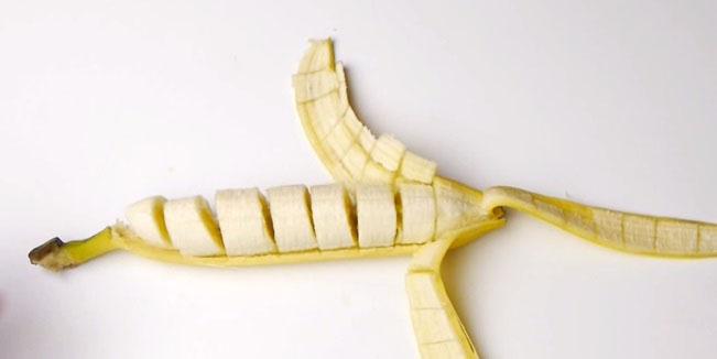 Ecco come tagliare una banana prima di aprirla