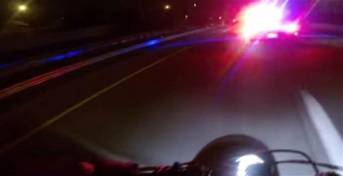 Un motociclista fugge durante un inseguimento con un trucco davvero ingegnoso