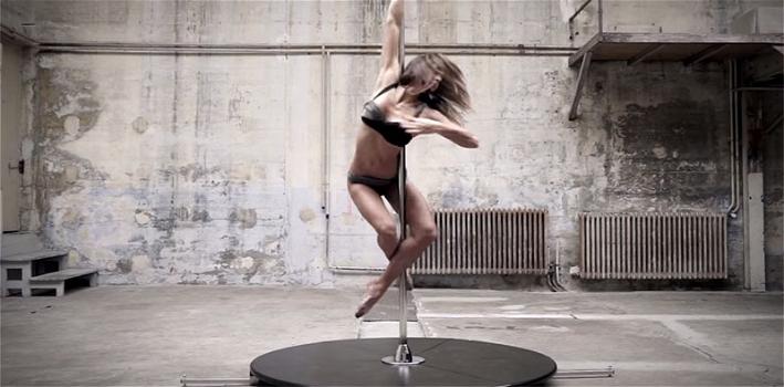 Ecco Karo, la pole dancer che sfida la gravità. Un video mostra la sua abilità