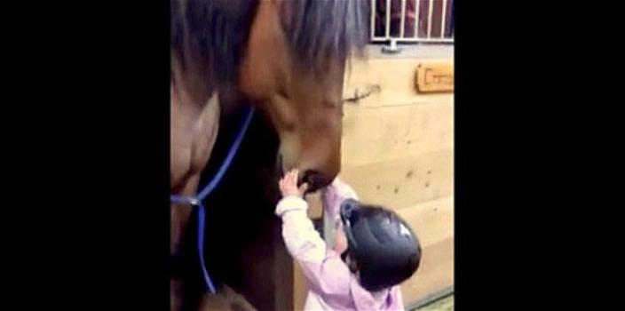 La mamma le dice di salutare il cavallo, ma il modo in cui questa bimba lo fa è adorabile
