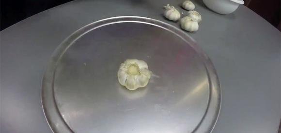 Ecco come pulire l’aglio in 10 secondi
