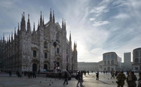 Imbrattano il portone d’ingresso del Duomo di Milano