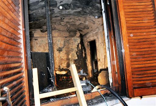 Torino: incendia la casa per ripicca dopo una lite. Muore nel rogo per l’esplosione di una bombola