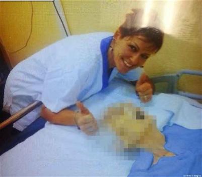 Foto choc dell’infermiera mentre è in posa accanto ad una donna morta