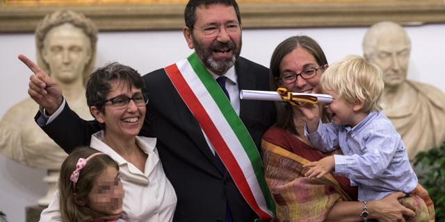 Roma: il sindaco riceve atto annullare trascrizioni nozze gay