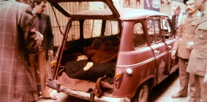 La Renault4, che fu la “tomba” di Moro, pronta per l’esposizione