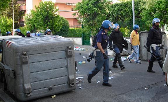 Roma: assalto al centro immigrati. Lanciate bombe carta ed incendiate auto