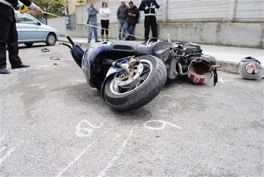 Napoli: 17enne senza patente travolge e uccide con scooter bimbo di appena 5 anni