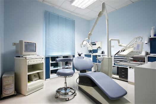 Nottingham: virus nello studio di un dentista. In 22mila rischiano epatite ed Hiv