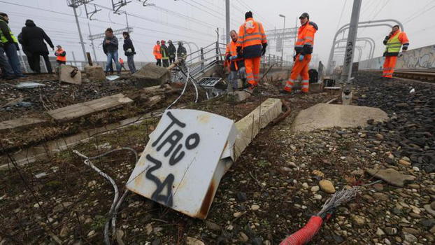 Bologna, incendio doloso in stazione: atto di protesta contro la Tav