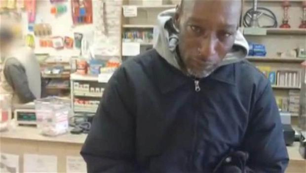 Ragazzo regala ad un senzatetto un biglietto della lotteria… vincente