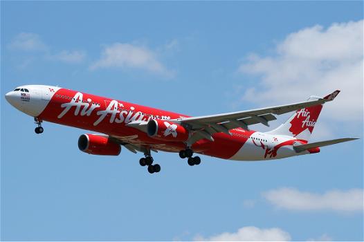 Aereo Air Asia scomparso. Un ufficiale “E’ in fondo al mare”