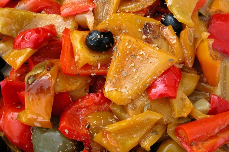 Insalata-di-peperoni-grigliati-ed-olive-nere-75655