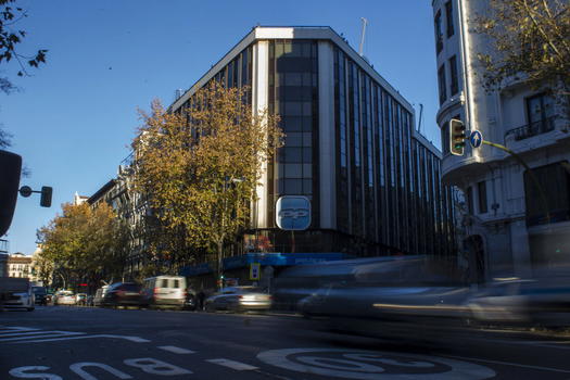 Lancia una macchina con due bombole di gas contro un palazzo a Madrid