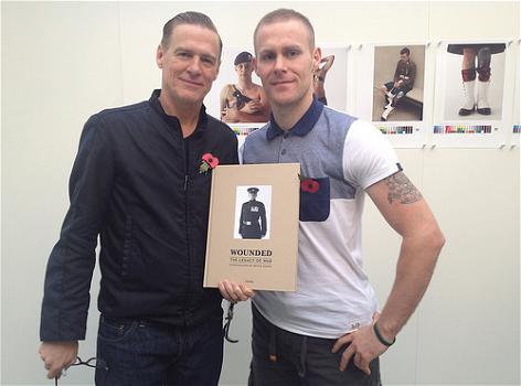 Bryan Adams in una mostra fotografica dal titolo “Wounded: The Legacy of War”