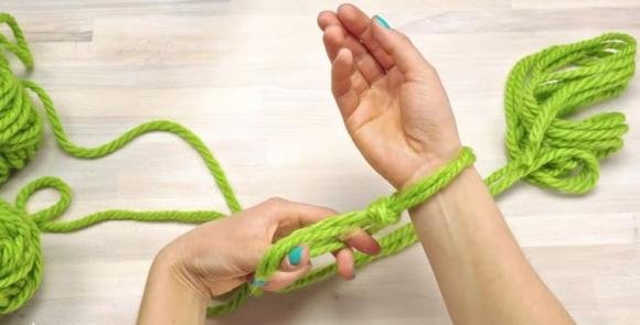 Ecco come creare una sciarpa a mano in meno di 30 minuti