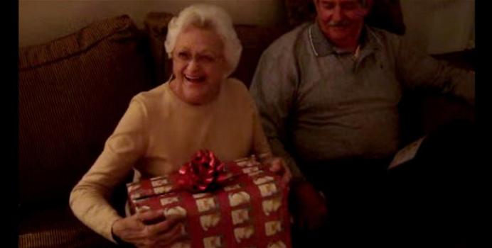 Una nonna scarta il suo regalo di Natale. Ecco la sua reazione