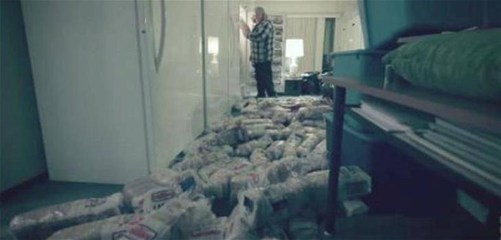 Quest’uomo distribuisce ogni notte pane ai senza tetto. Un vero esempio di umanità