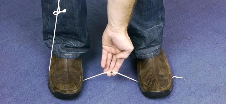 Ecco come tagliare una corda in due senza forbici