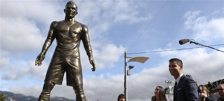 Inaugurata la statua di Cristiano Ronaldo con “parti basse” in evidenza