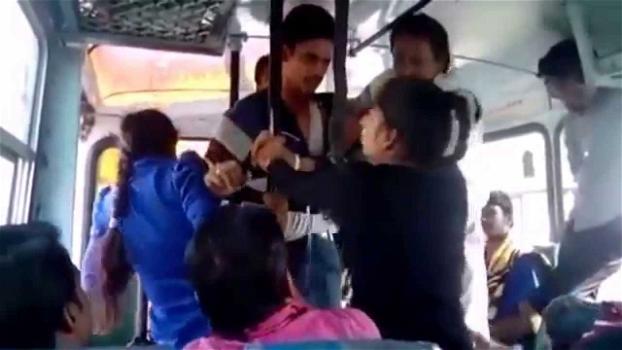 India: due sorelle molestate su un bus si difendono e verranno premiate. Un video documenta tutto