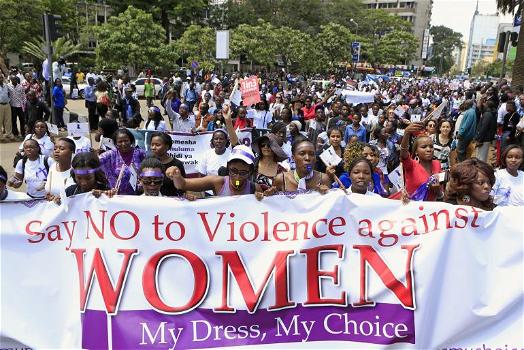 Kenya: due uomini spogliano una donna in un bus perchè indossava un abito troppo provocante