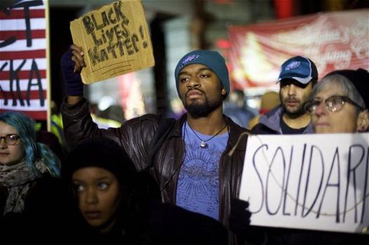New York: protesta contro la polizia. Nessun processo per poliziotto che uccise uomo di colore