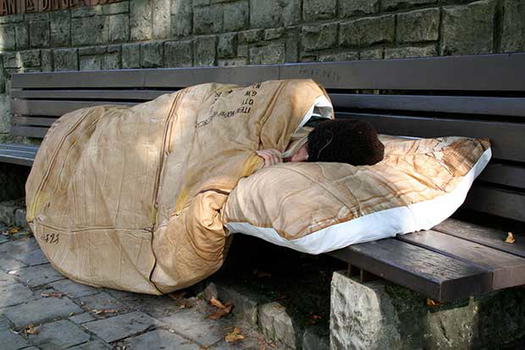 Milano: morto un clochard al parco Solari. Sul corpo nessun segno di violenza