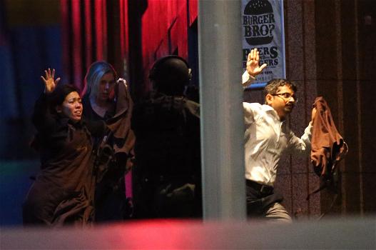 Sydney: sequestro nella caffetteria finisce nel sangue. “Tre vittime, ucciso anche il sequestratore”