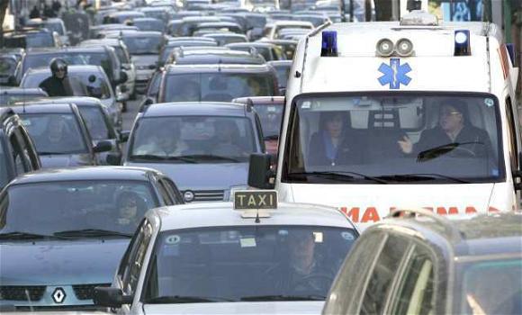 Napoli, 50enne morto in attesa di ambulanza bloccata dal traffico