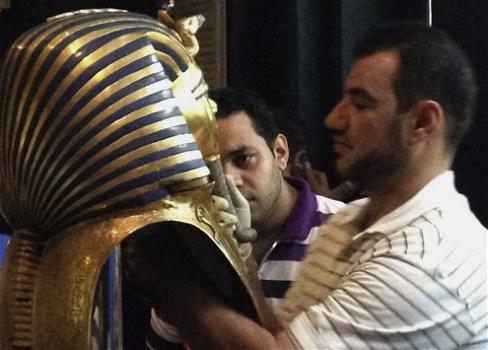 Danneggiata la maschera di Tutankhamon, poi riparata con colla a presa rapida