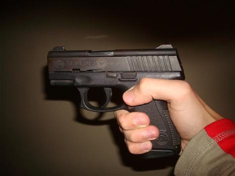Usa: bimbo di 5 anni prende la pistola del padre e spara al fratellino di 9 mesi