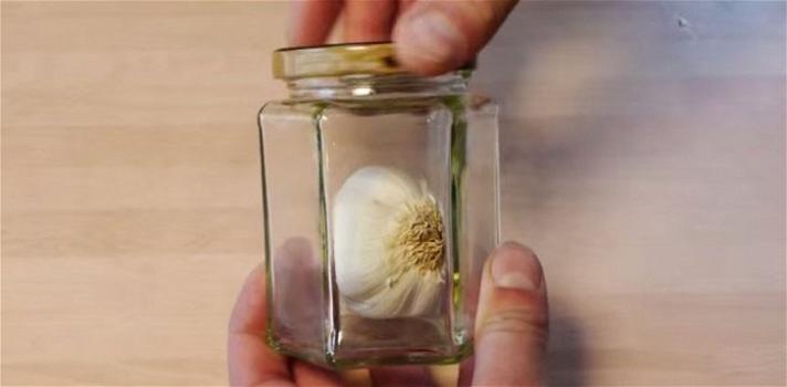 Come pelare l’aglio senza toccarlo con le mani