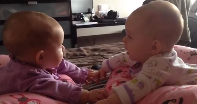 Video commovente: due gemelline comunicano per la prima volta