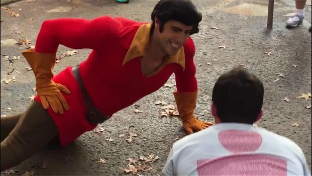 Sfida Gaston a DisneyWorld ad una gara di flessioni. Il video diventa virale