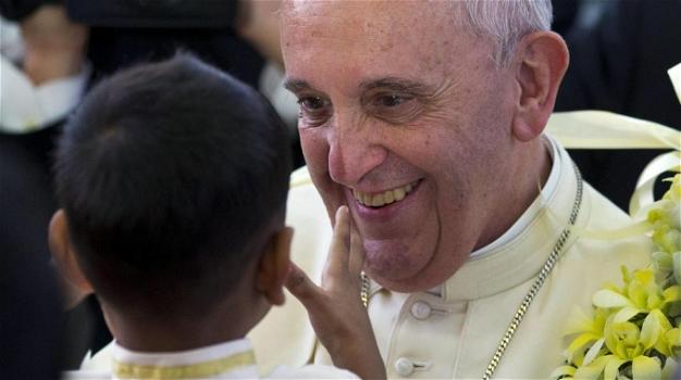 Papa Francesco giunge nelle Filippine ed esorta tutti ad aiutare i poveri
