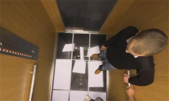Divertente candid in ascensore: il pavimento crolla!