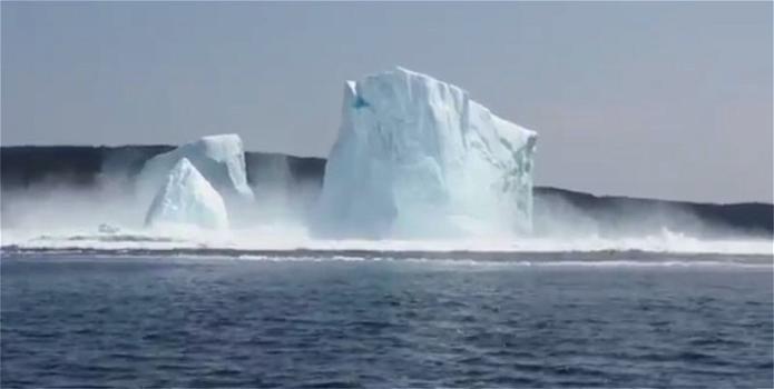 Video incredibile: un iceberg che si sgretola in diretta
