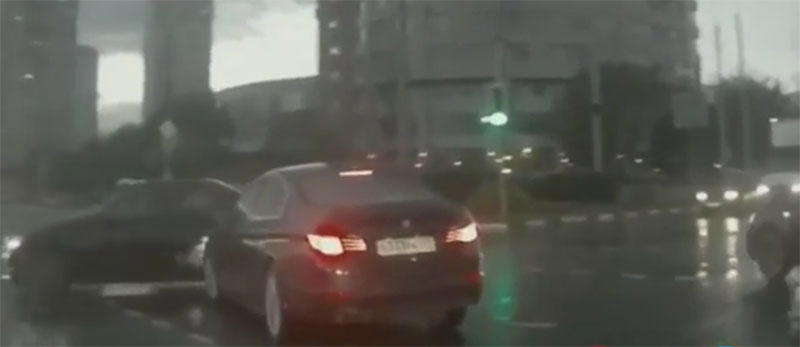 Video incredibile: il mistero dell’auto fantasma che compare dal nulla