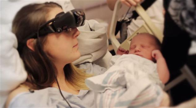 Canada: mamma cieca vede per la prima volta il figlio grazie a degli occhiali speciali