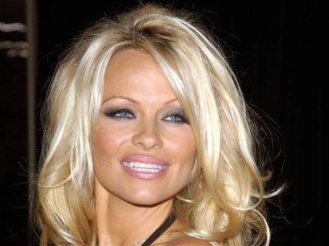 Pamela Anderson: “Non rincorro la giovinezza, voglio invecchiare”