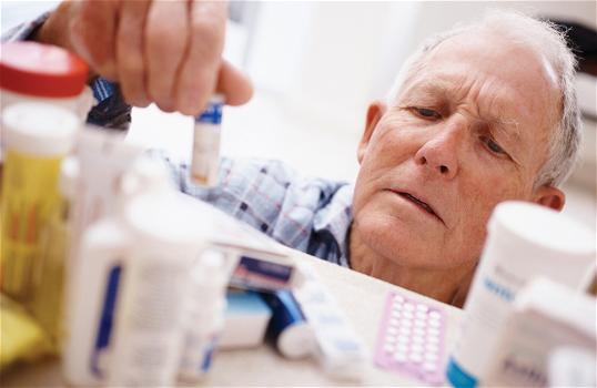 Gli anziani si curano con troppi farmaci