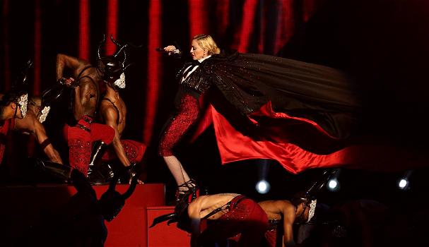Tutti i vincitori dei Brit Awards 2015 e la caduta virale di Madonna