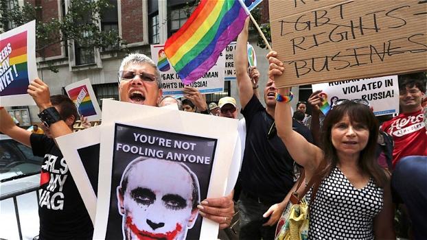 Russia, ancora omofobia: omosessuale ucciso a coltellate