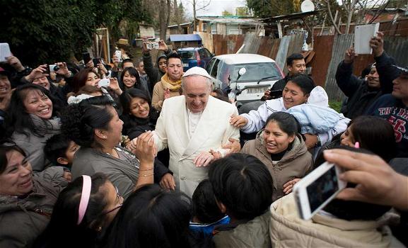 Visita a sorpresa di papa Francesco in un campo rom