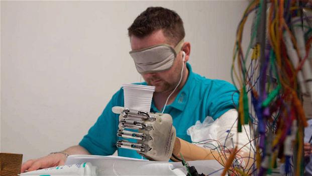 Vienna: impiantata su tre pazienti mano bionica comandata dal pensiero