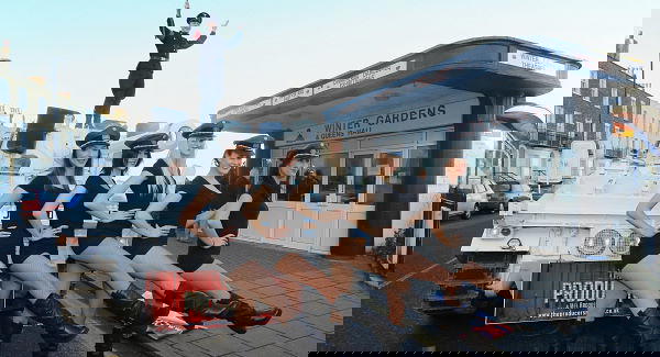 UK: nazi-ballerine sexy rovinano il congresso dell’Ukip